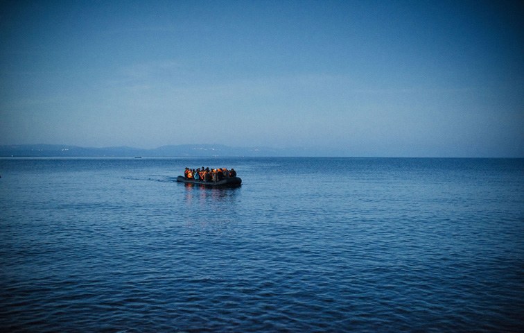 Boot mit Geflüchteten vor der Insel Lesbos