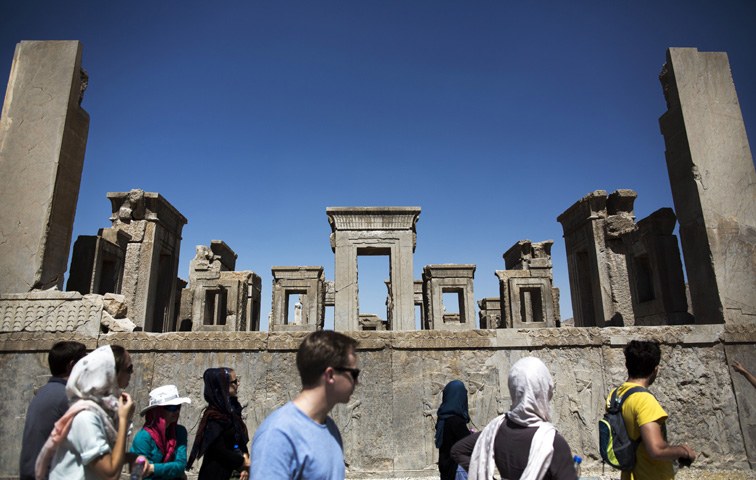 Während Iraner auf eine Liberalisierung hoffen, ist ihr Land fast zum Ziel von immer mehr Touristen geworden wie hier der Tachara Palast bei Persepolis