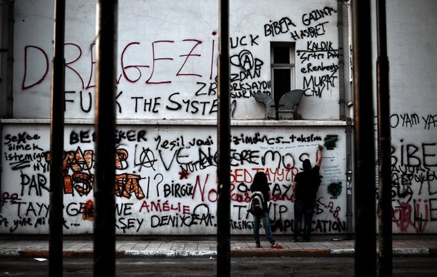 Ein Demonstrant schreibt auf dem Taksim-Platz Slogans an eine Häuserwand. Die Proteste haben ihre eigene Sprachkultur hervorgebracht.
