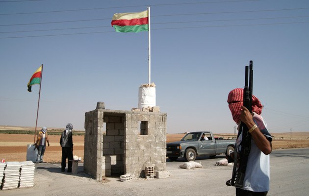 Checkpoints unter kurdischen Fahnen sind Vorposten der kurdischen Autonomie in Nordsyrien    