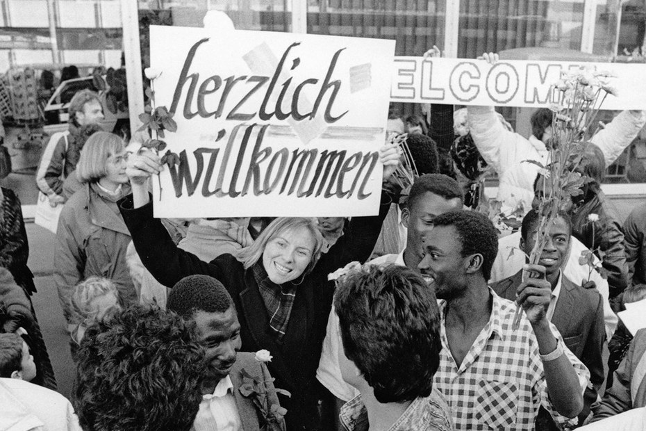 November 1989: „Pro Asyl“ verteilt 100 DM Begrüßungsgeld an Geflüchtete