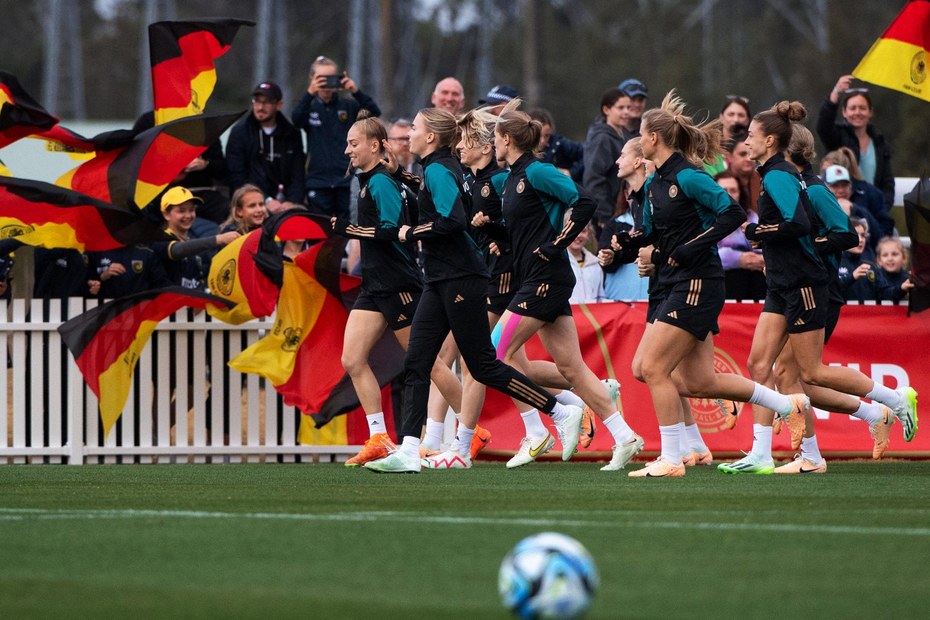 Die Fanbase wächst: Die Frauen der deutschen Fußballnationalmannschaft beim Training in Australien