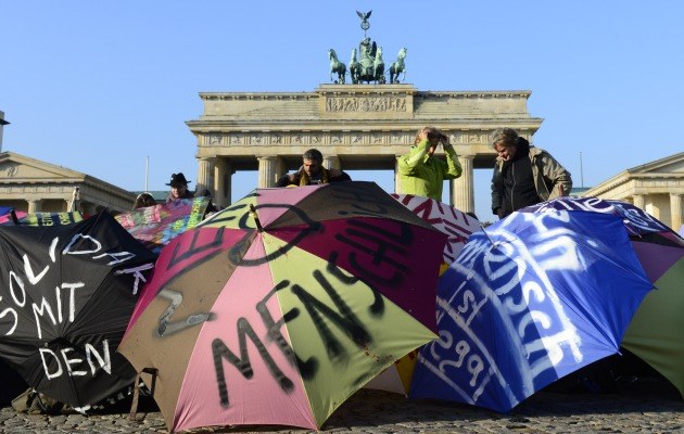 Protestaktionen von Refugees wie der Hungerstreik vor dem Brandenburger Tor verändern die Stadt als sozialen Raum