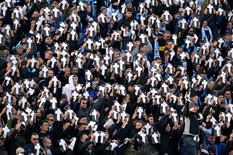 Fans fordern zum Boykott der diesjährigen WM auf: Mit weißen Kreuze symbolisieren sie die toten Stadion-Arbeiter:innen