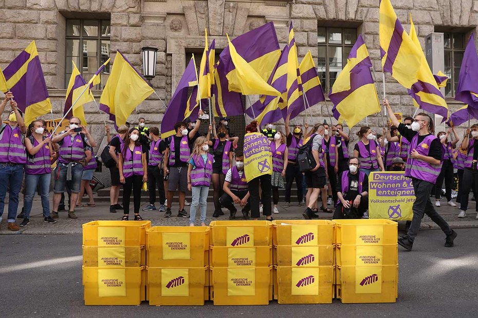 Die Aktivist:innen von „Deutsche Wohnen & Co. enteignen“ überreichen feierlich Boxen mit den gesammelten Unterschriften. Nach eigenen Angaben kamen davon knapp 350.000 zusammen