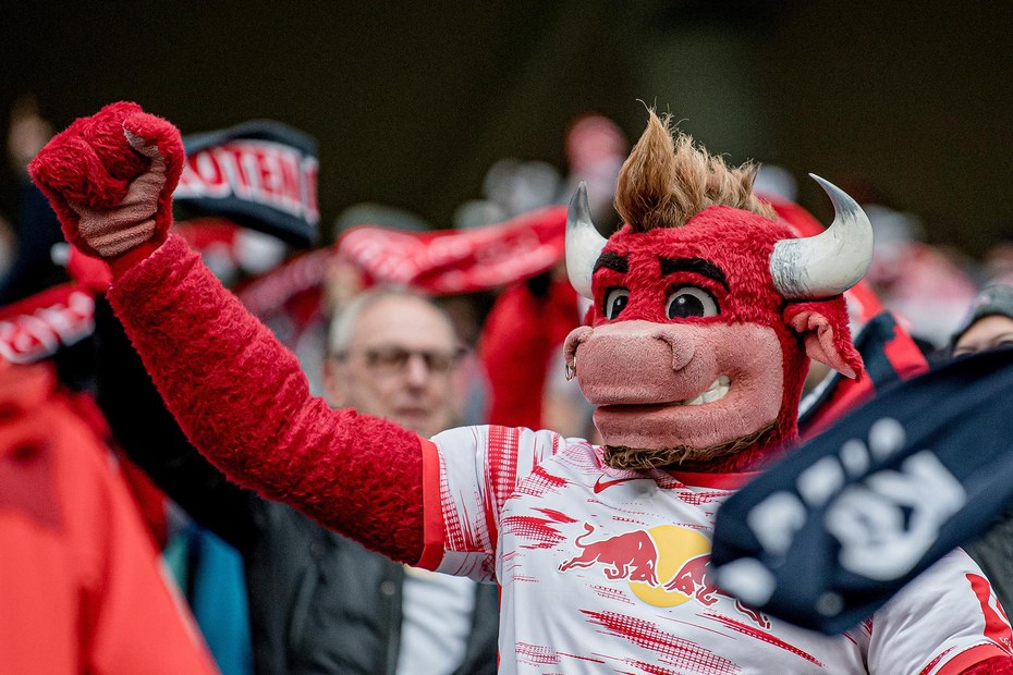 Viel Grund zum Jubeln: Fans mit dem Maskottchen Bulli von RB Leipzig