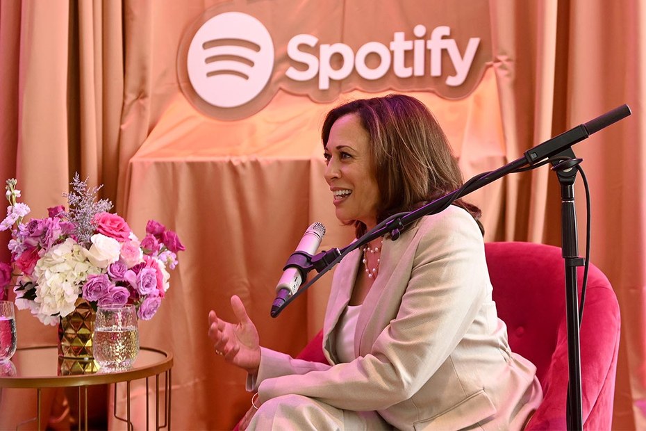 US-Vizepräsidentin bei einer Aufnahme für das Spotify-Podcastformat „House Of Are & Be“