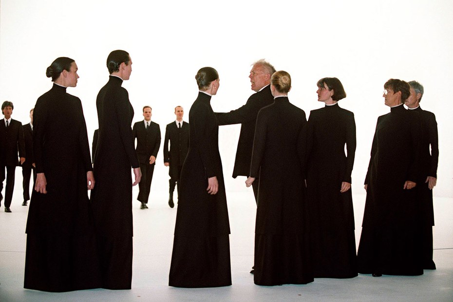 Anachronistisches Kollektiv? 2000 probte Einar Schleef (Mitte) mit Chor „Verratenes Volk“ am Deutsches Theater