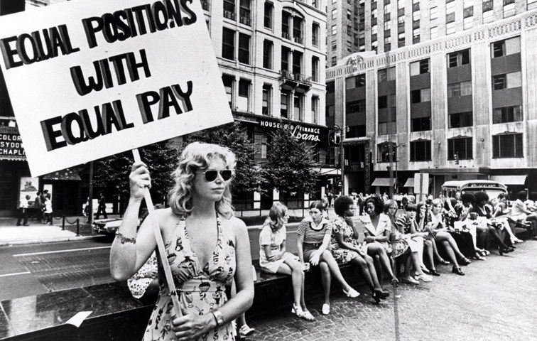 Diese Frau protestierte bereits in den 1970ern in Cincinnati, Ohio, für gleiche Entlohnung