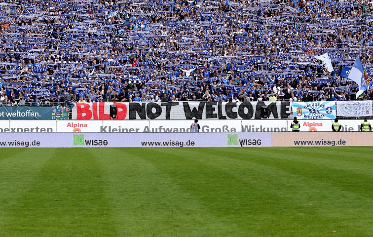 Trotz Proteste der Fans unterstützt der SV Darmstadt die Bild-Aktion