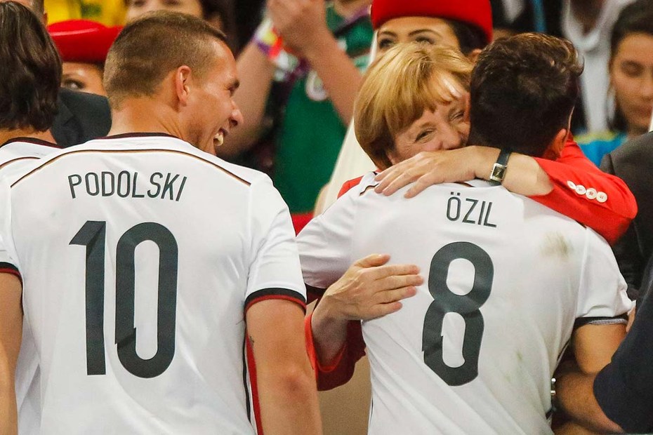 So lange es nur Angela Merkel ist, die Mesut Özil umarmt...