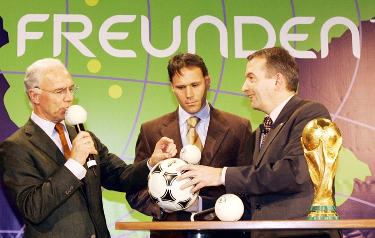 Die guten alten Zeiten: Franz Beckenbauer, Marco van Basten und Wolfgang Niersbach (von links) 2004