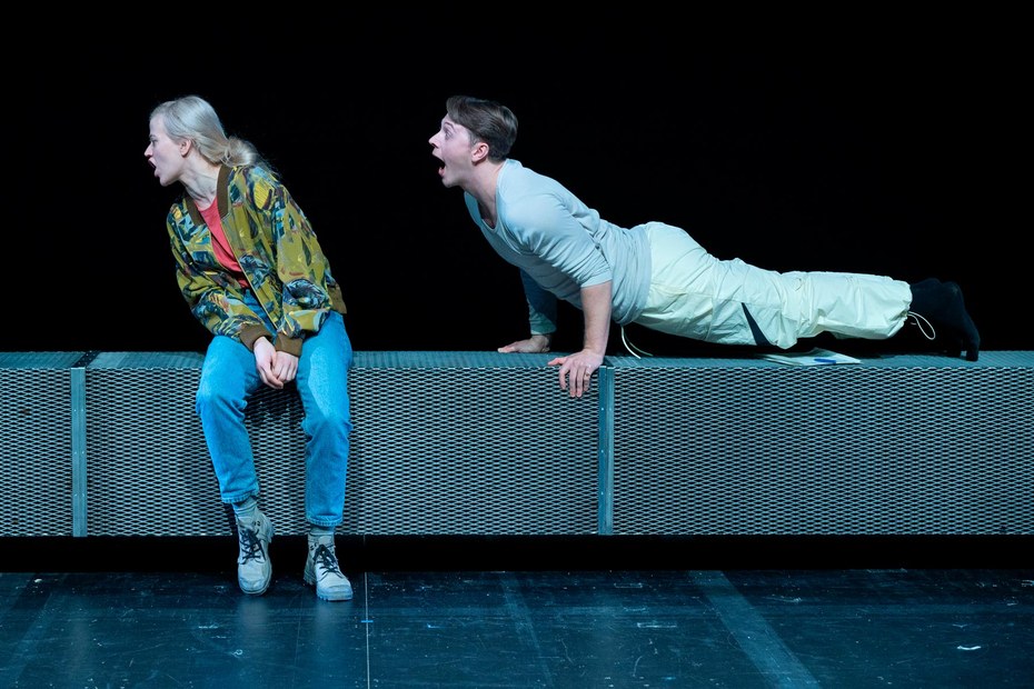 Wollen sich das Sterben nicht bieten lassen: Nicola (Camille Dombrowsky) und Christof (Felix Jordan) im Stück „Ein dunkles, dunkles, dunkles Blau“ am Schauspiel Stuttgart