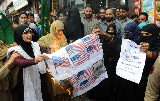 Vorsicht Falle! Denn brennende US-Flaggen sind die beliebtesten Motive auf den Fotos, die die Reaktionen auf das Anti-Mohammed-Video zeigen - doch zeigen sie vor allem, was wir sehen wollen