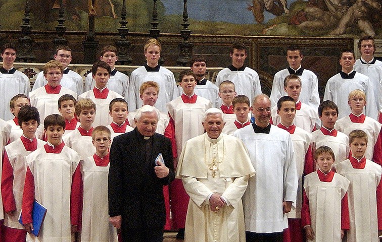 Ehemaliger Domkapellmeister Georg Ratzinger (in schwarz) mit seinem Bruder Papst Benedikt XVI