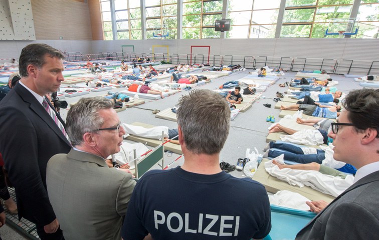 Ob das hilft? Bundesinnenminister de Maizière besucht eine Flüchtlings-Erstaufnahmestelle in Deggendorf