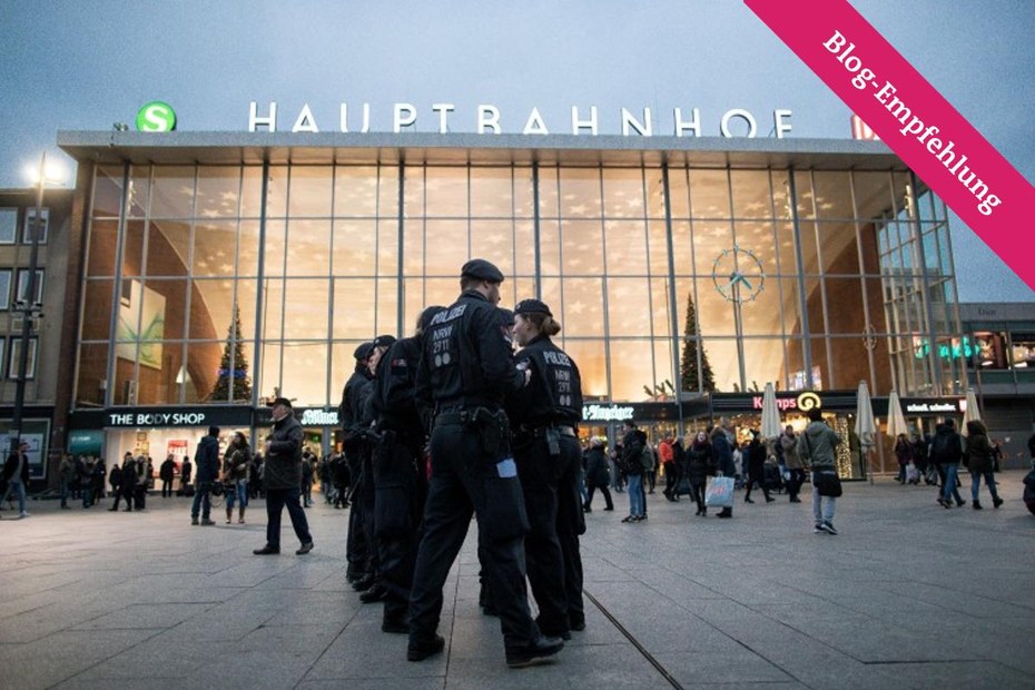 Polizeikräfte vor dem Kölner Hauptbahnhof in der Silvesternacht