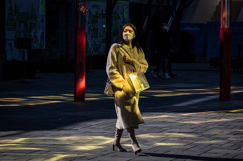 Eine Frau mit Gesichtsmaske in Peking