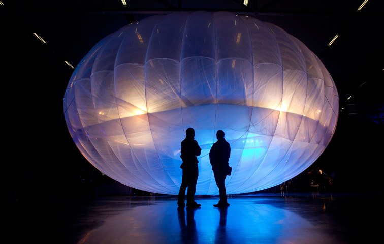 Ein solarbetriebener WiFI-Ballon aus Googles Projekt "Loon"