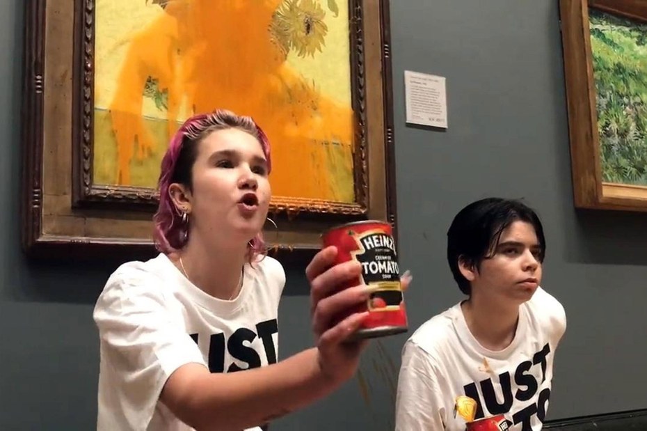 In London kippen Aktivisten der Gruppe „Just Stop Oil“ Tomatensuppe auf ein Gemälde von Van Gogh