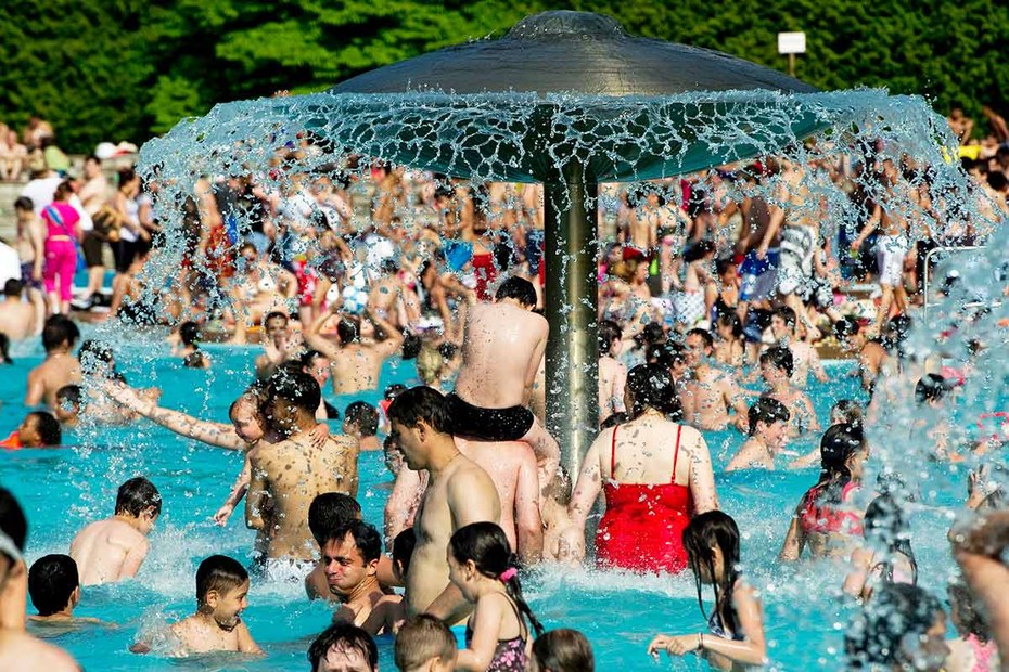 Badegäste im vermeintlichen Berliner Brennpunkt-Schwimmbad „Prinzenbad“