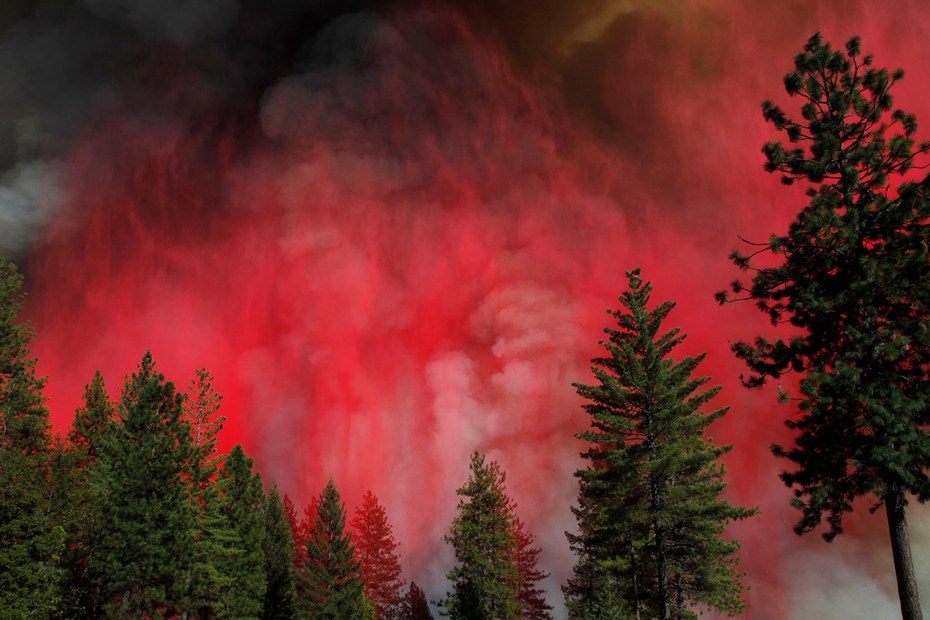 In der Nähe des Orts Forest Hill in Kalifornien fotografierte Jen Osborne während der „Mosquito-Feuer“ im September 2022. Das Pink der feuerhemmenden Mittel aus den Löschflugzeugen vermischt sich mit dem Rauch des Brandherds, der die Ortschaft bedrohte