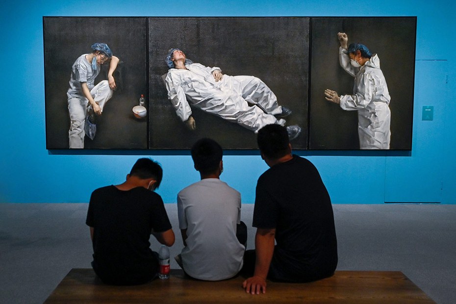 „Eternity and Brevity“ von Pang Maokun, ein Kunstwerk über den Kampf gegen das Coronavirus im Nationalmuseum von China, Peking