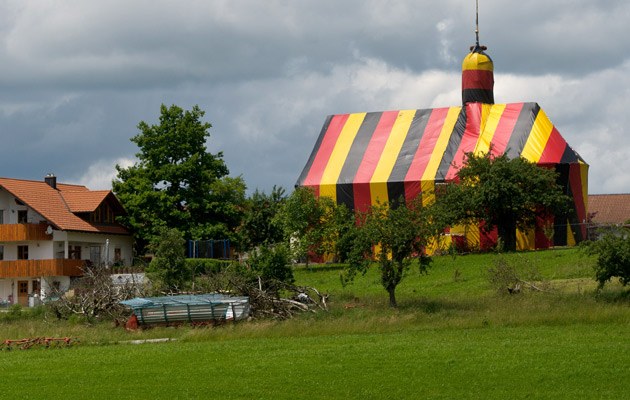Kirche zeigt Flagge: Hier in Hergatz-Itzlings im Westallgäu zur Fußball-EM