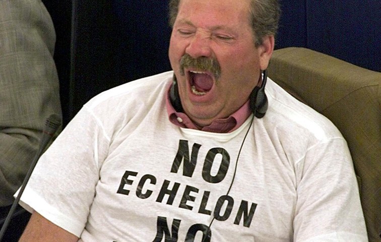 Ermüdend, weil am Ende ja doch nichts passiert: Der EU-Abgeordnete Roberto Felice Bigliardo protestiert 2000 auf einer Parlamentssitzung gegen Echolon