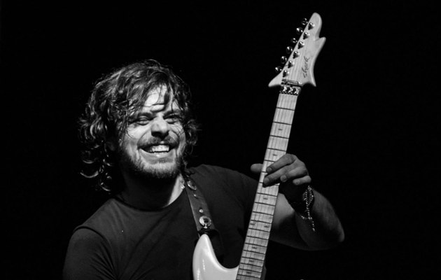 Gehen Hardrock und Politik zusammen: Der türkische Metal-Gitarrist Cem Köslak versucht es