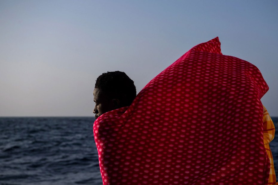 Hinterm Horizont geht’s fragwürdig weiter: Flüchtling aus Togo nach der Rettung durch spanische Helfer