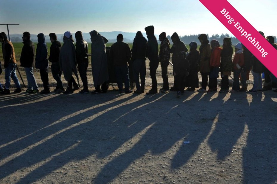 Flüchtende warten darauf, die griechisch-mazedonische Grenze überqueren zu können