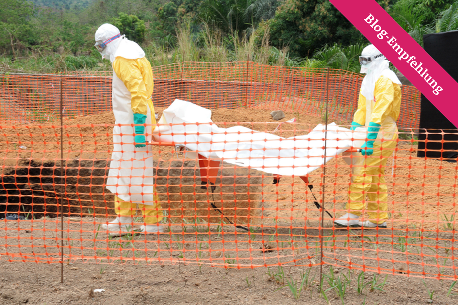 Mitglieder der "Ärzte ohne Grenzen" tragen die Leiche eines Ebola-Opfers in der Nähe von Guéckédou, Guinea