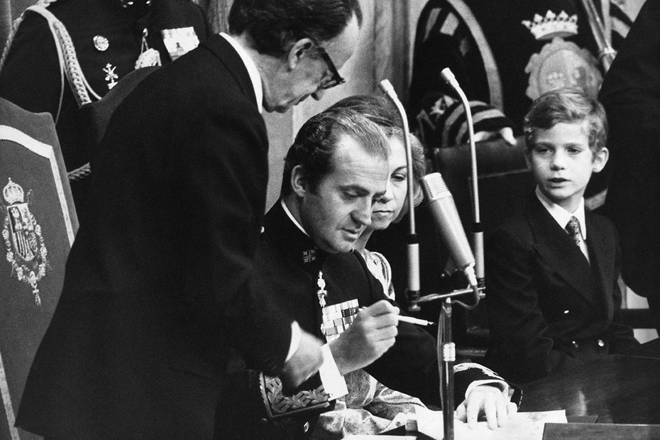 König Juan Carlos unterzeichnete die Verfassung im Parlament