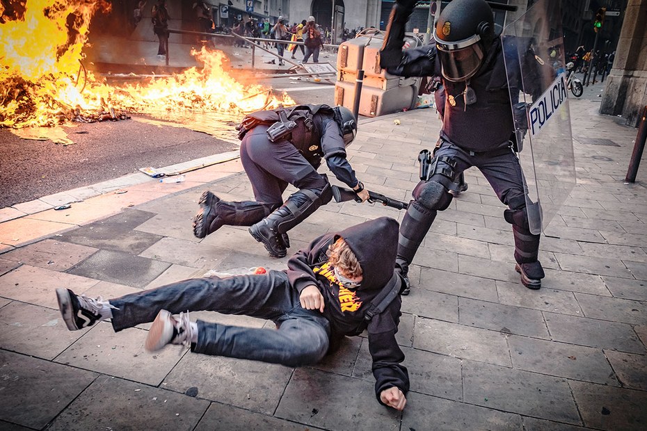 18. Oktober 2019, der fünfte Tag des Protests gegen die Entscheidung des spanischen Obersten Gerichtshofes: Ein Polizist schlägt einen Demonstranten