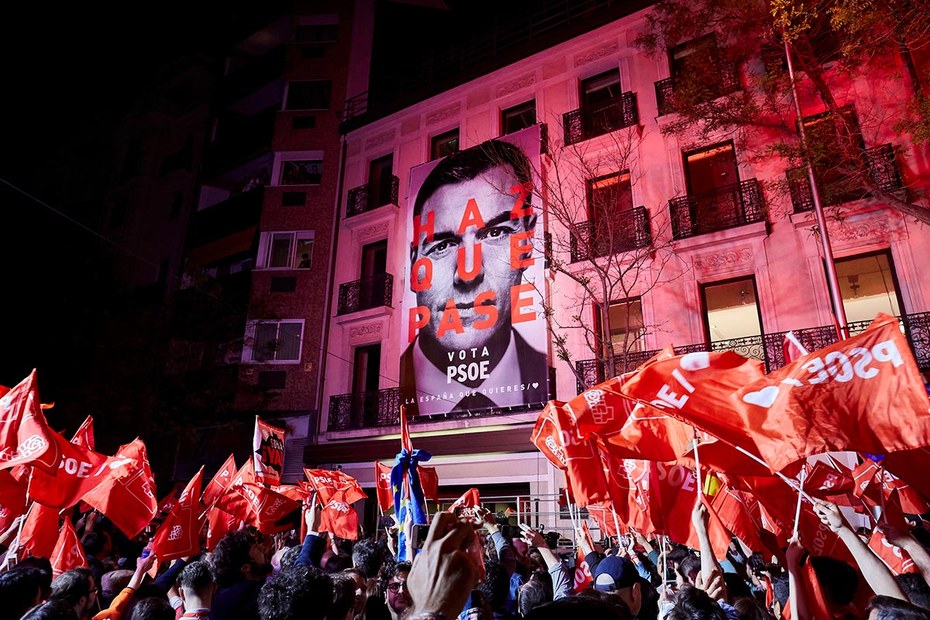 Unterstützer der spanischen Sozialisten versammeln sich vor dem Hauptquartier der PSOE in Madrid
