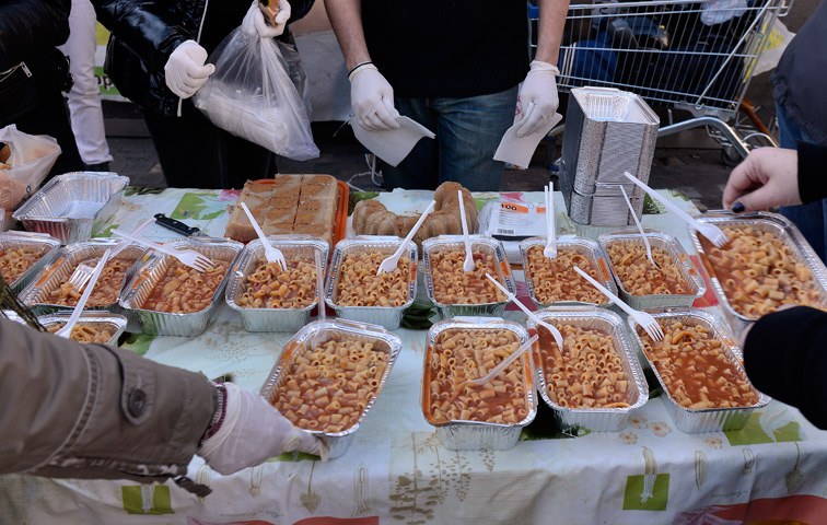 In der Athener Innenstadt wird Essen an Bedürftige ausgegeben
