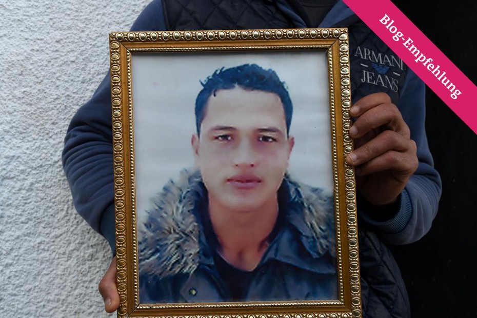 Walid Amri, der Bruder von Anis Amri, zeigt ein Porträt des Attentäters