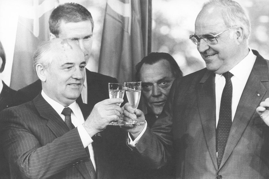 Prost! Helmut Kohl und Michail Gorbatschow im Juni 1989