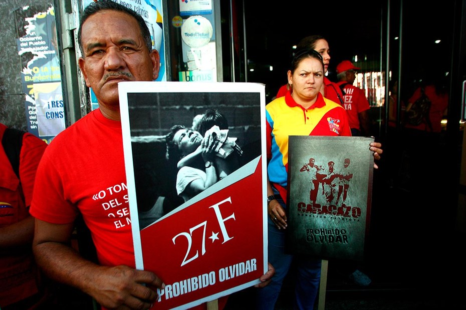 Chávez-Anhänger halten Schilder mit der Aufschrift  „27 F., Vergessen verboten“ anlässlich einer Demo zum 24. Jahrestag der sogenannten Patriotischen Rebellion vom 27. Februar 1989