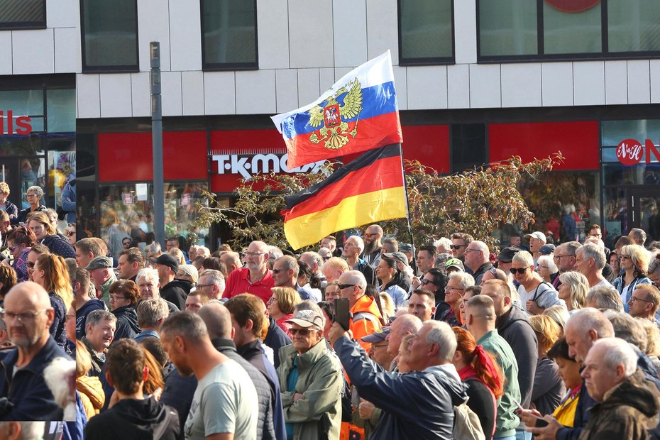 Neubrandenburg: Demonstrant*innen fordern eine Aufhebung der Sanktionen gegen Russland