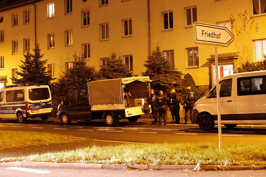 Bei einer Durchsuchung in Chemnitz im Zusammenhang mit der landesweiten Razzia gegen „Reichsbürger“ wird Beweismaterial auf Kleintransporter verladen