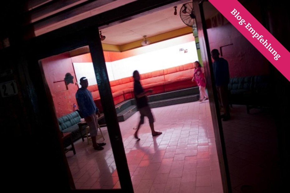 Indonesische Sexarbeiterinnen und Personal in einem geschlossenen Bordell des Rotlichtviertels "Dolly" in Surabaya, Indonesien