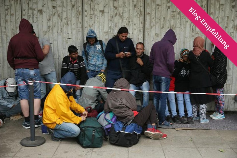 Guter Flüchtling, schlechter Flüchtling? Asylbewerber warten in Berlin vor dem Bundesamt für Gesundheit und Soziales