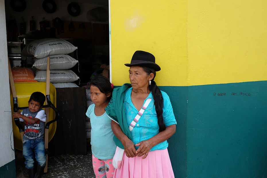 Mit dem Rücken zur Wand, der Zukunft eher skeptisch zugewandt: Zwei Nasa in Toribío, Kolumbien