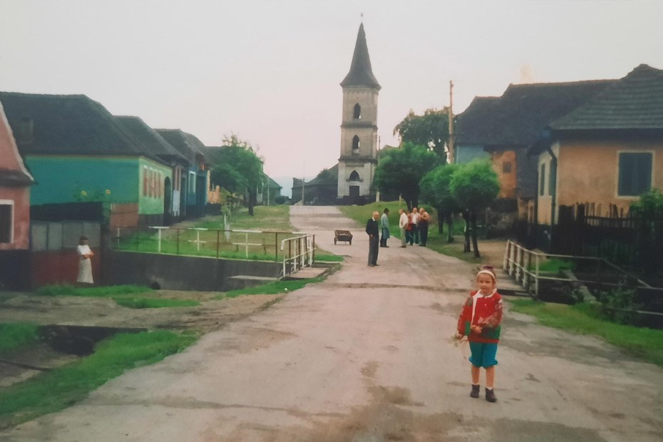 Anfang der 1990er kehrte die Autorin (vorn im Bild) mit der Familie zu einem Besuch in ihr Heimatdorf im Kokel-Gebiet zurück