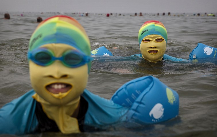 En vogue in Qingdao, China: der Facekini gegen alle Arten Gift