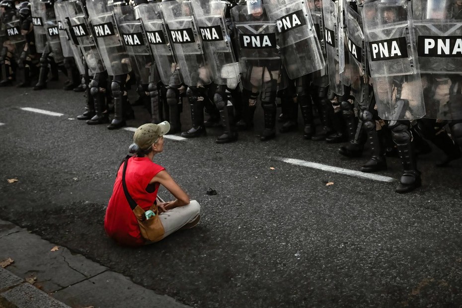 Demonstrantin in Buenos Aires: Javir Mileis Sicherheitsministerin Patrica Bullrich lässt die Polizei brutal gegen „Piqueteros“, wie die Blockierer von Straßen genannt werden, vorgehen.