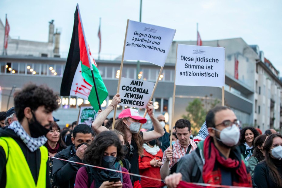 Pro-palästinensischer Demonstrant*innen bei der 1. Mai-Demo in Berlin, 2022. Palästinensische Stimmen werden im deutschen Israel-Diskurs oft ausgeblendet