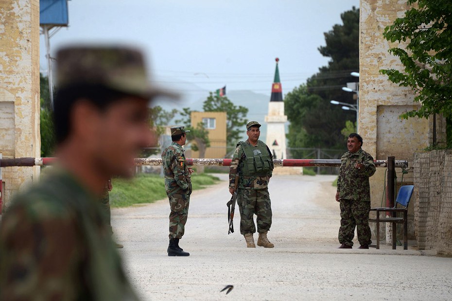 Sicherheitspersonal nahe des umkämpften Dehdadi Distrikts in der afghanischen Provinz Balch